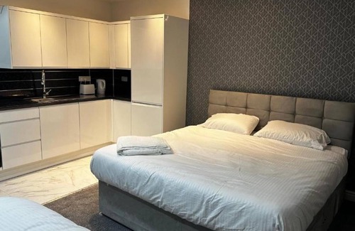 Manchester Hotel | OYO The Pleasant House