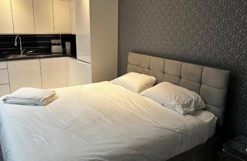 Manchester Hotel | OYO The Pleasant House