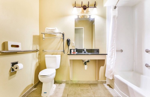 Central Oklahoma City Hotel | OYO Townhouse Oklahoma City Airport