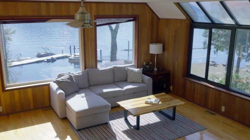 Harrison Hot Springs Villa | Ozarks Luxurious Lakeside Villa at Harrison Lake