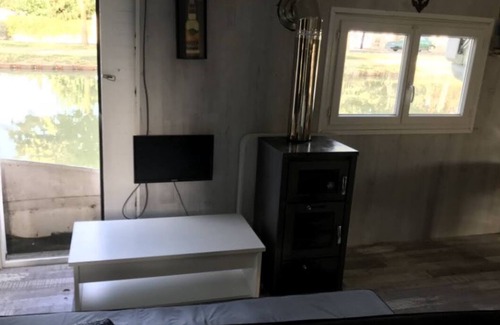 Castelsarrasin Boat Rental | Péniche à quai avec terrassennProche du cloitre de MOISSACn