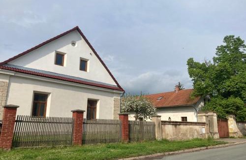 Ostresany House | Příjemný apartmán se zahradou