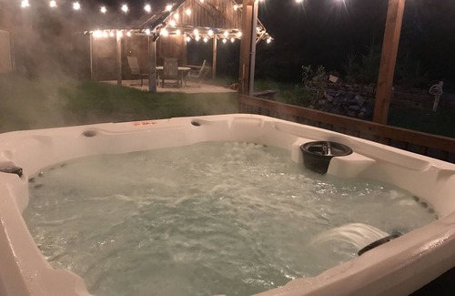 Packwood House | Packwood cabin with hottub, close to White Pass, pet friendly