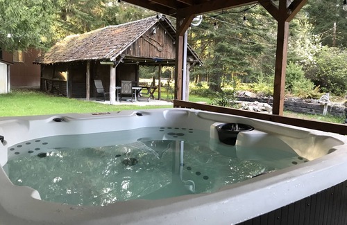 Packwood House | Packwood cabin with hottub, close to White Pass, pet friendly