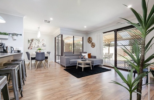 Padbury House | Padbury Delight with pool