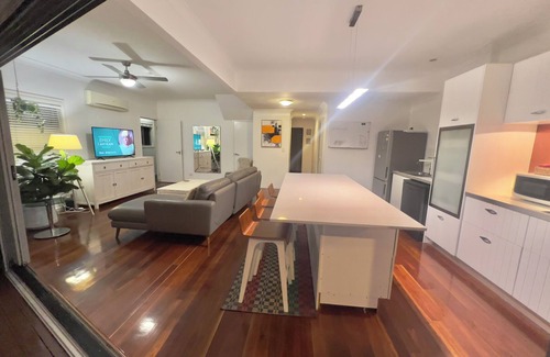 Milton House | PaddingtonPad Perfect Position Modern Quiet polished floors close to Suncorp