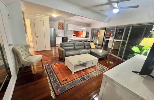 Milton House | PaddingtonPad Perfect Position Modern Quiet polished floors close to Suncorp