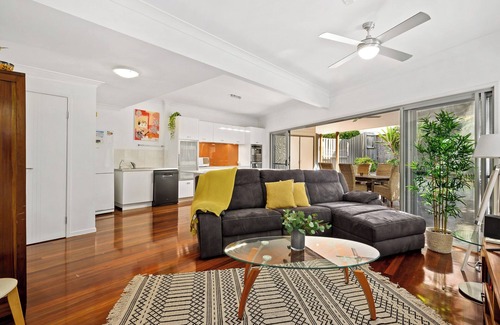Milton House | PaddingtonPad Perfect Position Modern Quiet polished floors close to Suncorp