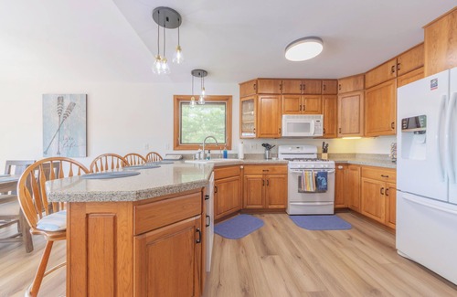 Paw Paw House | Paddler's Paradise Lakefront Comes With Pontoon