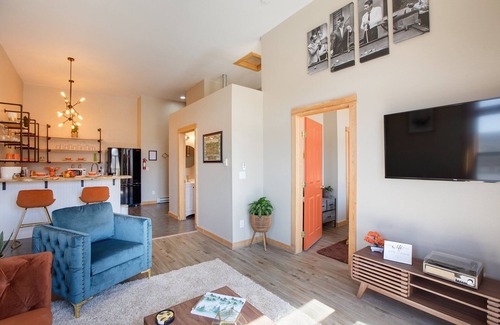 Victor Apartment | Page 1-Mid-Century Modern With Mountain View