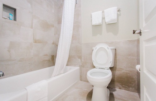 Spring Branch West Hotel | Palace Inn Beltway 8 & Westview