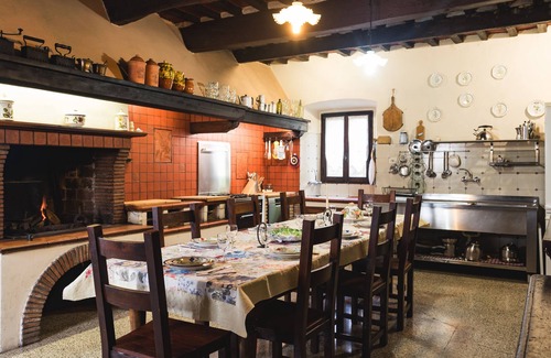 Mologno Villa | Palazzo Pasquini, stunning views/sunsets, private pool, WIFI, chef option!