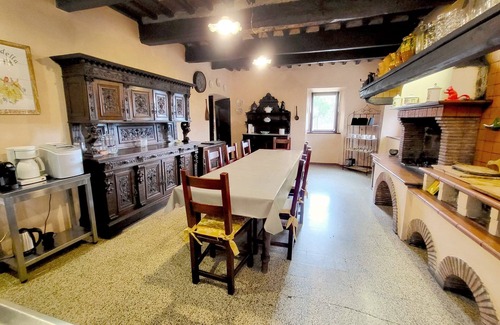 Mologno Villa | Palazzo Pasquini, stunning views/sunsets, private pool, WIFI, chef option!