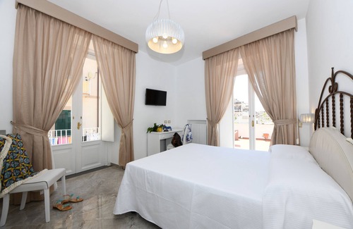 Pogerola Hotel | PALAZZ0 GARGANO AMALFI ROOM WITH TERRACE IN THE HEART OF CITY
