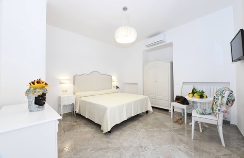 Pogerola Hotel | PALAZZ0 GARGANO AMALFI ROOM WITH TERRACE IN THE HEART OF CITY