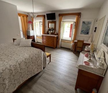 Santo Stefano di Cadore House | Palazzo Cervesato: Camera Regina Margherita