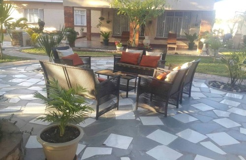 Kwekwe Apartment | Palm and rose garden flatlet