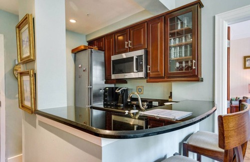 Palm Beach - West Palm Beach Condo | Palm Beach Regency Walk to Beach