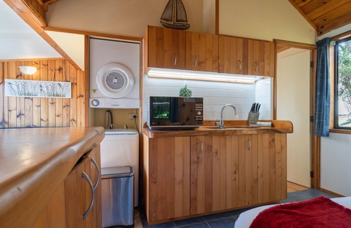 Waiheke Island Cottage | Palm Beach -SupaCute Character Cottage, SKY TV, and Wifi