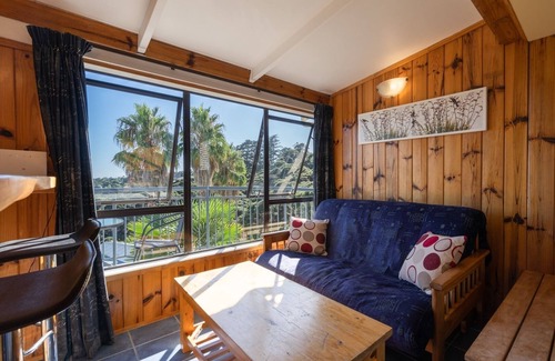 Waiheke Island Cottage | Palm Beach -SupaCute Character Cottage, SKY TV, and Wifi