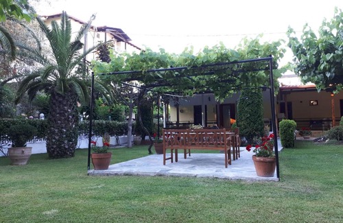 Paralia Pantaleimonos House | Palm House