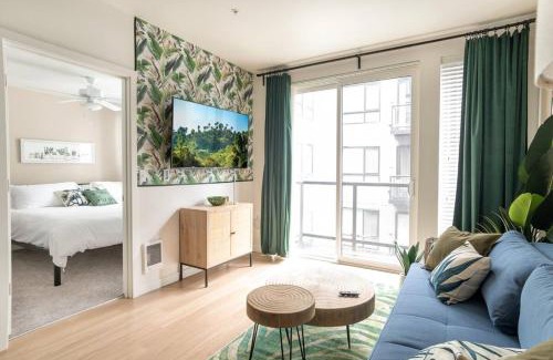 New Tacoma Apartment | Palm Theme King Bed Paid Garage 55" 4k Smart T