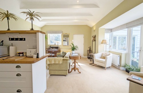 Fishbourne Cottage | Palm Tree Cottage - an annexe that sleeps 2 guests in 1 bedroom