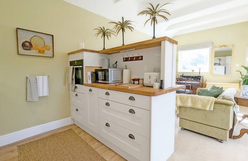 Fishbourne Cottage | Palm Tree Cottage - an annexe that sleeps 2 guests in 1 bedroom