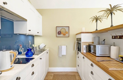 Fishbourne Cottage | Palm Tree Cottage - an annexe that sleeps 2 guests in 1 bedroom