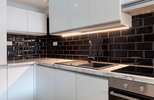 London Borough of Bromley Apartment | Palm Tree House - Angles Max