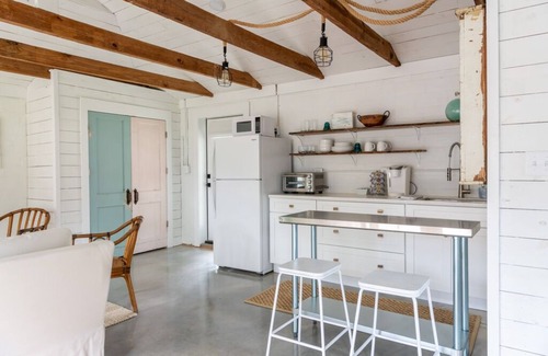 Fairhope House | Palmetto Carriage House - open and airy studio apartment close to everything!