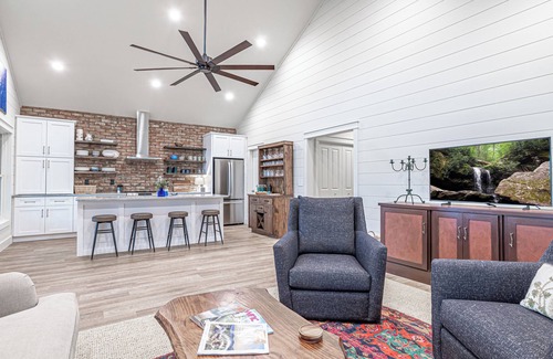 Saluda House | Palmetto Trailside Retreat