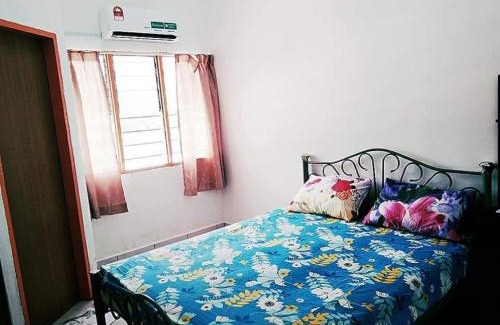 Taman Pantai Dickson House | Pandai dickson Banglow white & yellow house