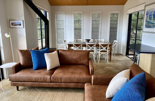 Dunsborough Villa | Panoramic Bay Views - Pet friendly & only a 5 minute stroll to town