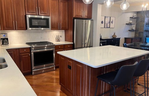 South Side Flats House | Panoramic City Views with Roof Deck |Free Parking
