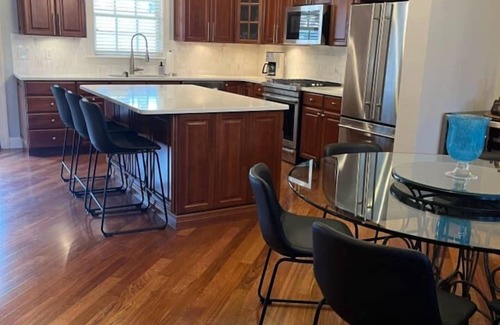 South Side Flats House | Panoramic City Views with Roof Deck |Free Parking
