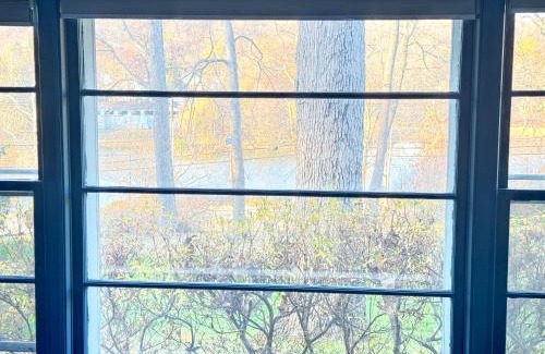 Watchung House | Panoramic Lakeview Suite Ultimate Comfort and Serenity