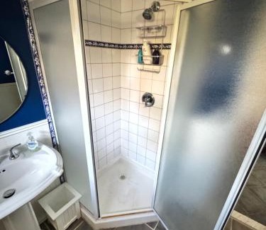 Watchung House | Panoramic Lakeview Suite Ultimate Comfort and Serenity