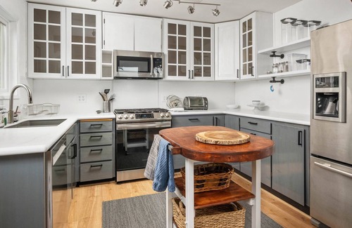 Northwest Portland House | Panoramic River and Territorial Views From Enormous Deck, BBQ, Next to Forest Park