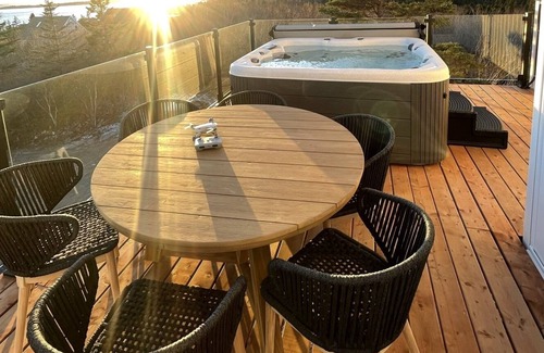 Hunts Point House | Panoramic Seaside Escape