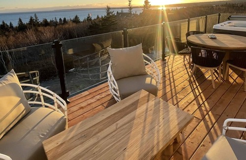 Hunts Point House | Panoramic Seaside Escape