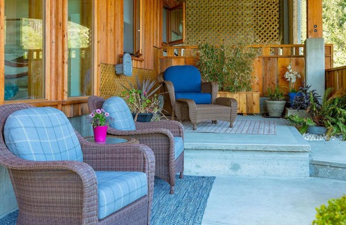 Malahat Apartment | Panoramic Suite – Breathtaking Fjord View, Summit House.