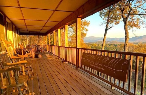 Lancaster House | Panoramic view of the White Mountains on 25 acres
