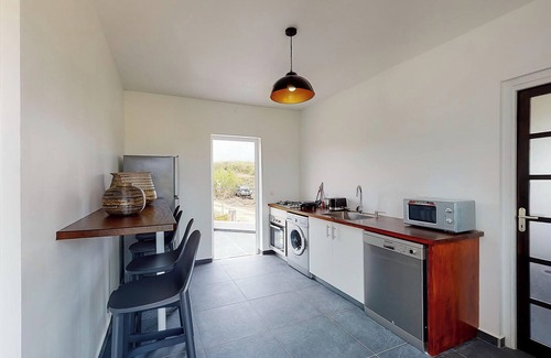 Petit-Canal Apartment | Panoramic view over sugarcane fields and Basse-Terre, absolute tranquility.