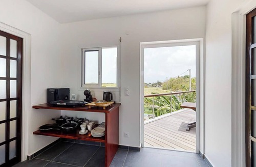Petit-Canal Apartment | Panoramic view over sugarcane fields and Basse-Terre, absolute tranquility.