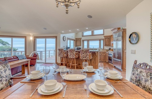 Waldport House | Panoramic Views from this Luxurious Oceanfront Home with Hot Tub and Wet Bar!