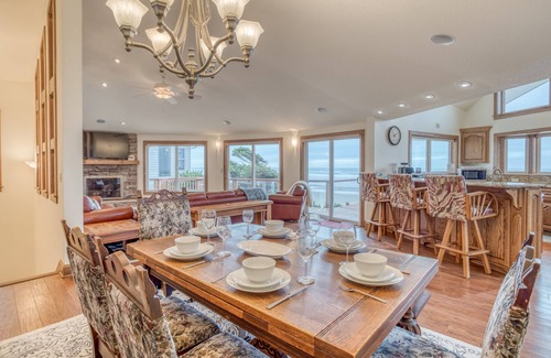 Waldport House | Panoramic Views from this Luxurious Oceanfront Home with Hot Tub and Wet Bar!