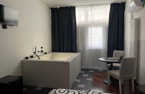 Taranto Bed & Breakfast | Panta Rei Charming Rooms and Spa Era room with private spa for exclusive use.