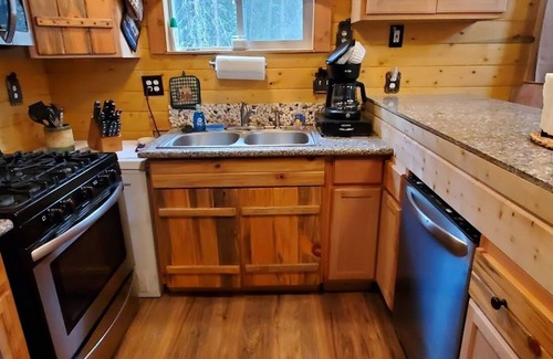 Funny River Cabin | Papa Bear Cabin-Close to Kenai River- sleeps up to 10- Alaska Building a Dream