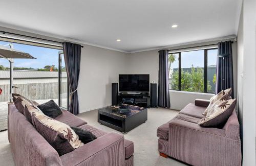 Ruakaka House | Paradise at the Bay - Ruakaka Holiday Home